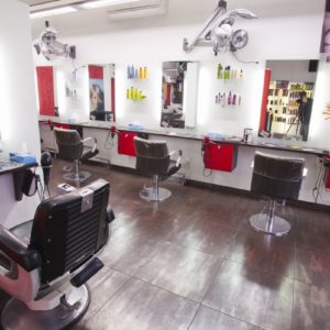 Photographie du salon de coiffure David Art'Coiffure avec les chaises de coiffeur et les miroirs