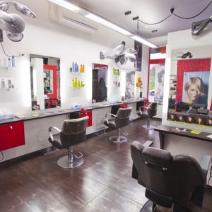 Photographie du salon de coiffure David Art'Coiffure avec les chaises de coiffeur et les miroirs