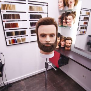 Photographie d'un tête de mannequin dans le salon de coiffure David Art'Coiffure